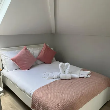 Apartman Modern And Spacious Apt6 - Sleeps 6 - Free Parking