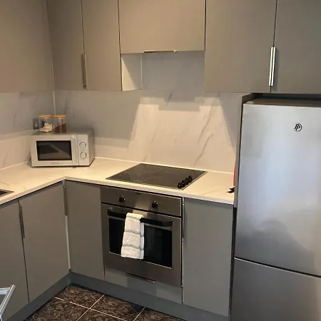 Modern And Spacious Apt6 - Sleeps 6 - Free Parking Apartment