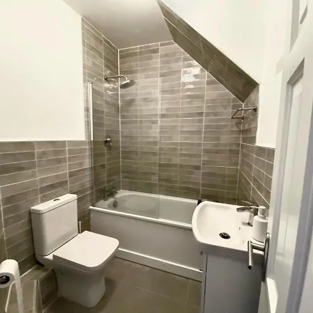 Modern And Spacious Apt6 - Sleeps 6 - Free Parking Apartment Galway