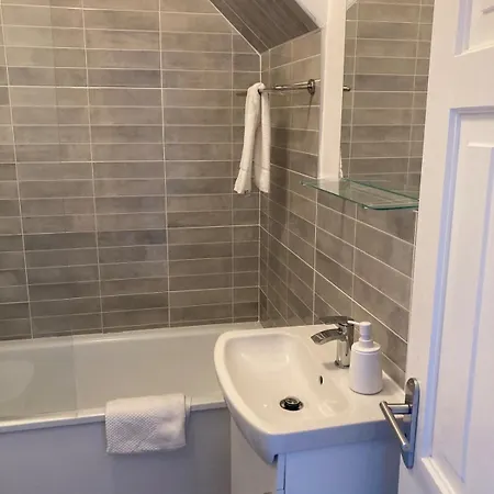 Modern And Spacious Apt6 - Sleeps 6 - Free Parking