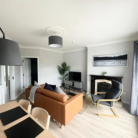 Modern And Spacious Apt6 - Sleeps 6 - Free Parking Apartment