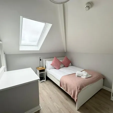 Modern And Spacious Apt6 - Sleeps 6 - Free Parking Apartment *