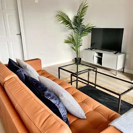 Modern And Spacious Apt6 - Sleeps 6 - Free Parking Apartment Galway