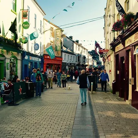 Modern And Spacious Apt6 - Sleeps 6 - Free Parking * Galway