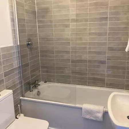 شقة Modern And Spacious Apt6 - Sleeps 6 - Free Parking غالواي