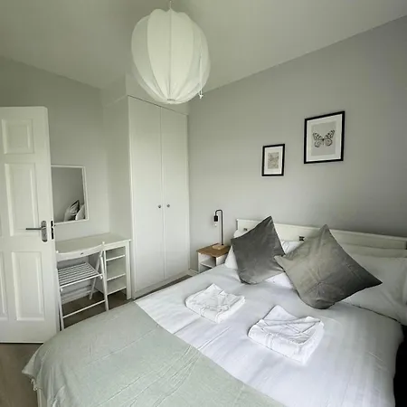 Modern And Spacious Apt6 - Sleeps 6 - Free Parking *