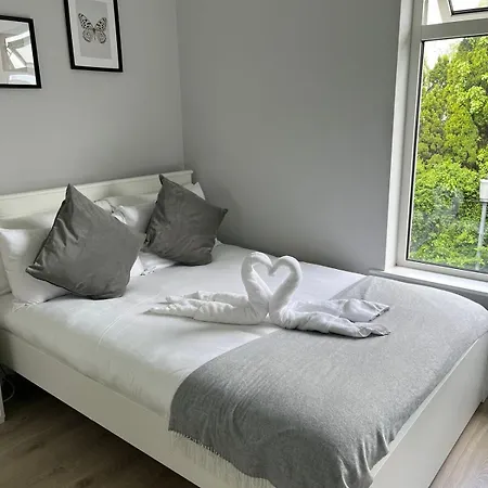 Modern And Spacious Apt6 - Sleeps 6 - Free Parking Apartment Galway