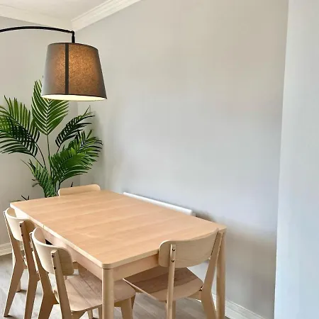 Modern And Spacious Apt6 - Sleeps 6 - Free Parking Apartment *