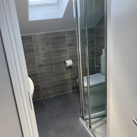 Modern And Spacious Apt6 - Sleeps 6 - Free Parking Galway