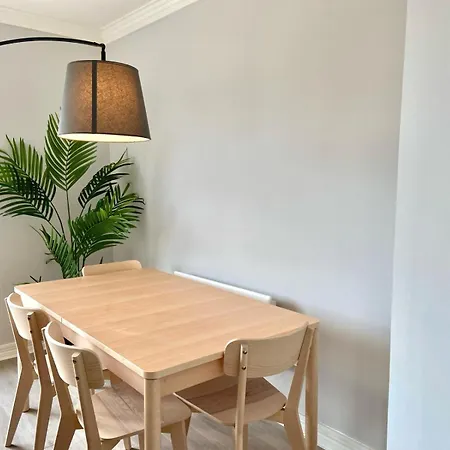 Modern And Spacious Apt6 - Sleeps 6 - Free Parking Apartment *