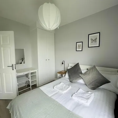 Modern And Spacious Apt6 - Sleeps 6 - Free Parking 아파트 골웨이
