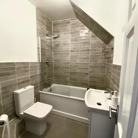 Modern And Spacious Apt6 - Sleeps 6 - Free Parking شقة *