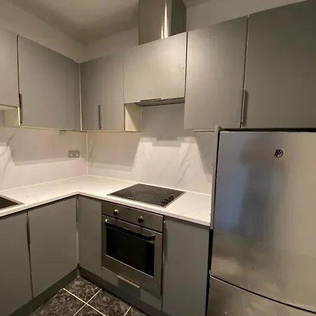 Modern&spacious Apt6 - Sleeps 6 - Free Parking Apartamento
