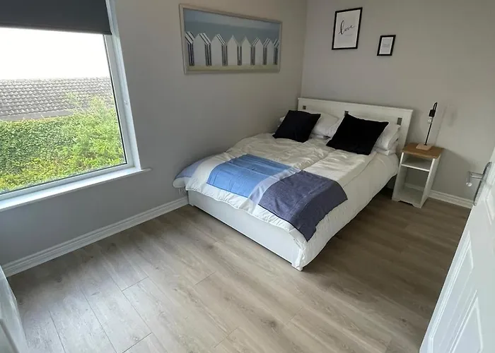 Modern And Spacious Apt6 - Sleeps 6 - Free Parking