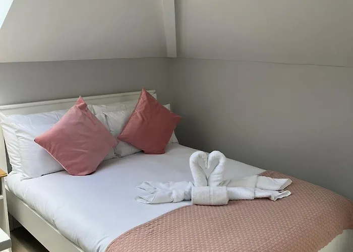 Apartment Modern And Spacious Apt6 - Sleeps 6 - Free Parking