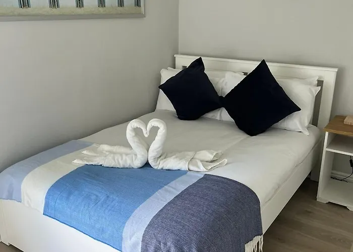 Apartment Modern And Spacious Apt6 - Sleeps 6 - Free Parking