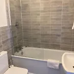 דירה Modern And Spacious Apt6 - Sleeps 6 - Free Parking גלוואיי
