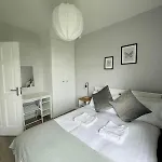 Modern And Spacious Apt6 - Sleeps 6 - Free Parking *