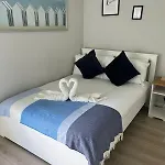 דירה Modern And Spacious Apt6 - Sleeps 6 - Free Parking