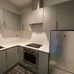 דירה Modern And Spacious Apt6 - Sleeps 6 - Free Parking