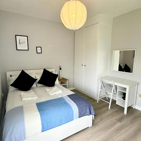 Modern And Spacious Apt6 - Sleeps 6 - Free Parking