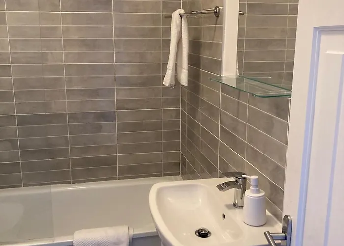 Modern And Spacious Apt6 - Sleeps 6 - Free Parking