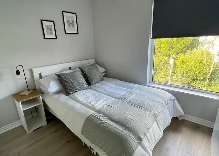 Modern And Spacious Apt6 - Sleeps 6 - Free Parking *