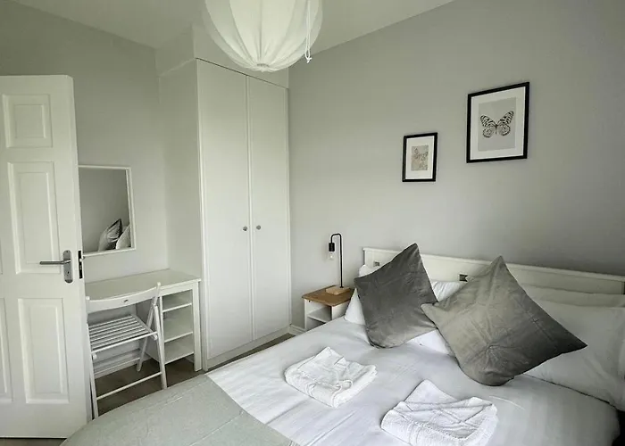 Modern And Spacious Apt6 - Sleeps 6 - Free Parking *