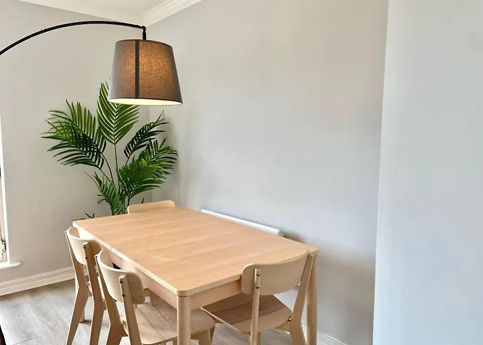 Modern And Spacious Apt6 - Sleeps 6 - Free Parking Appartement *